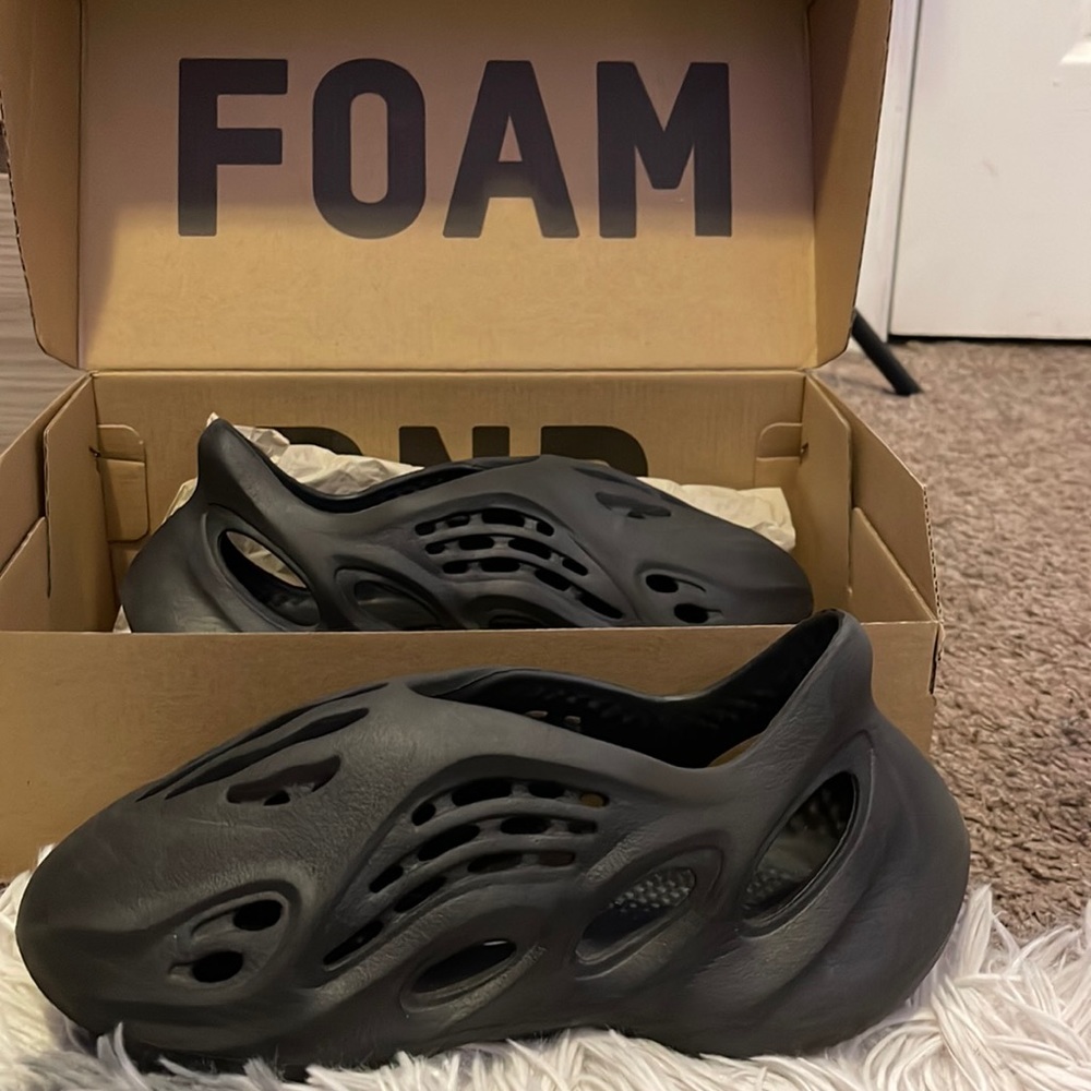 Authentic yeezy foam runner Onyx. GS size 5, WMN 6.5